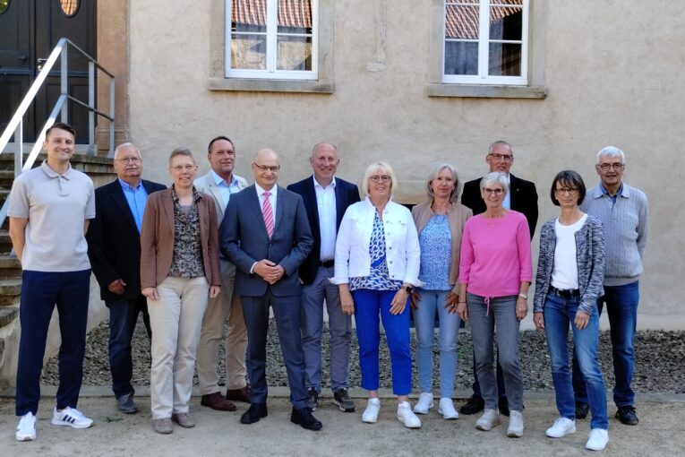 Elke Kramer (2. v. r.) wurde für ihre ehrenamtliche Tätigkeit für das Sportabzeichen von Landrat Dr. Martin Sommer (5. v. l.) ausgezeichnet.
